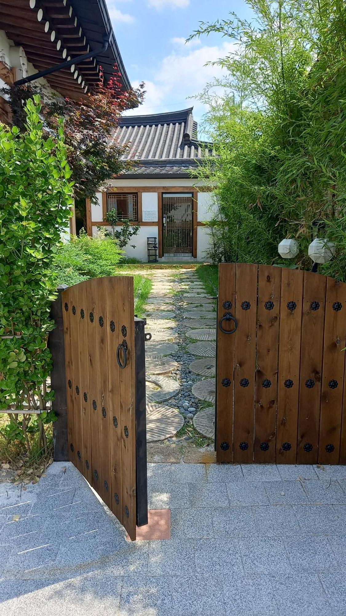 Adam Guesthouse Гиеонгджу Екстериор снимка